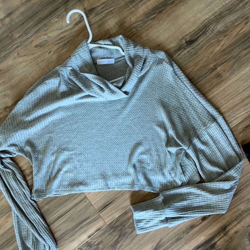 Cropped slight turtle neck, puffed sleeve